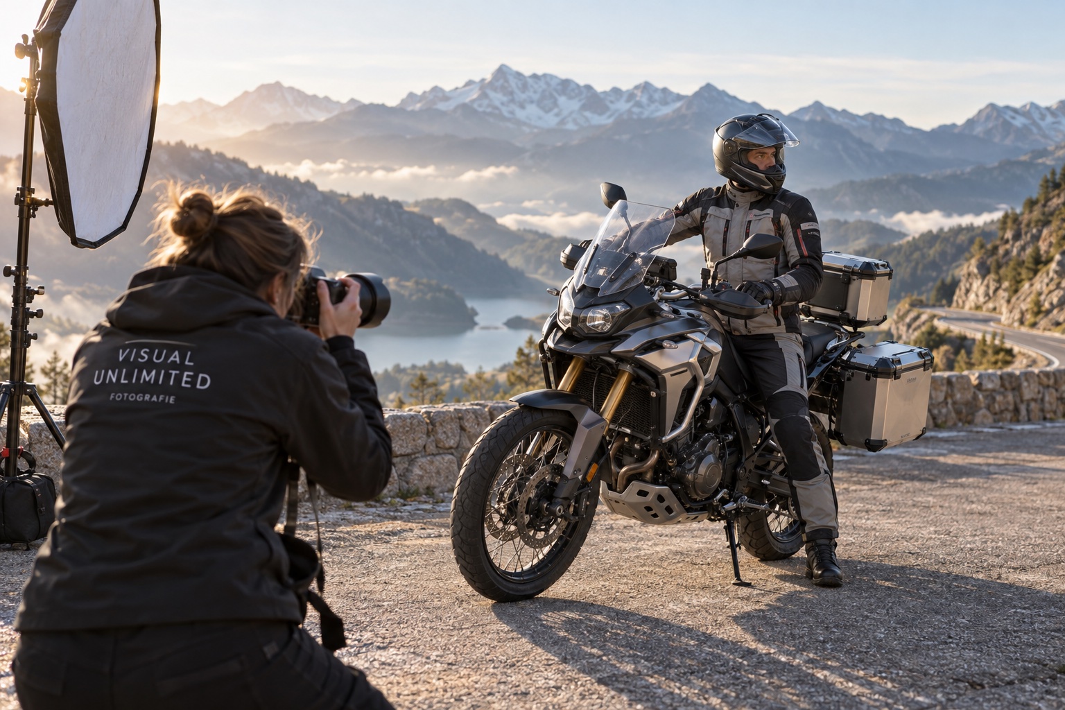 KI-Konzeptmotiv: Visual Unlimited fotografiert Motorrad-Funktionskleidung an einer Person auf einem Motorrad